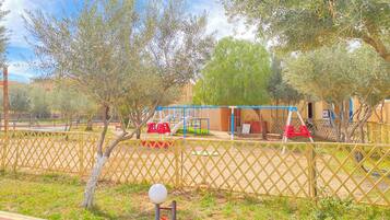 Área de juegos infantiles al aire libre