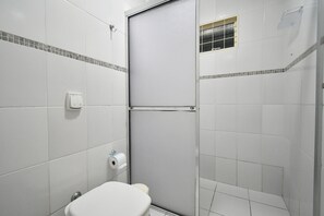 Comfort Suite | Bathroom | Free toiletries - Pousada Casa Doce Vida (Águas de Lindóia)