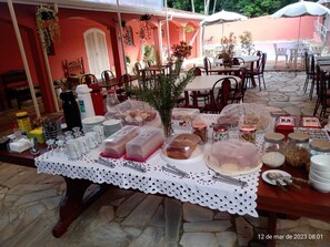 Free daily buffet breakfast  - Pousada Casa Doce Vida (Águas de Lindóia)