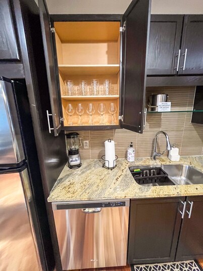 Cozy Retreat with Rooftop Pool, Parking, and Spacious Comfort