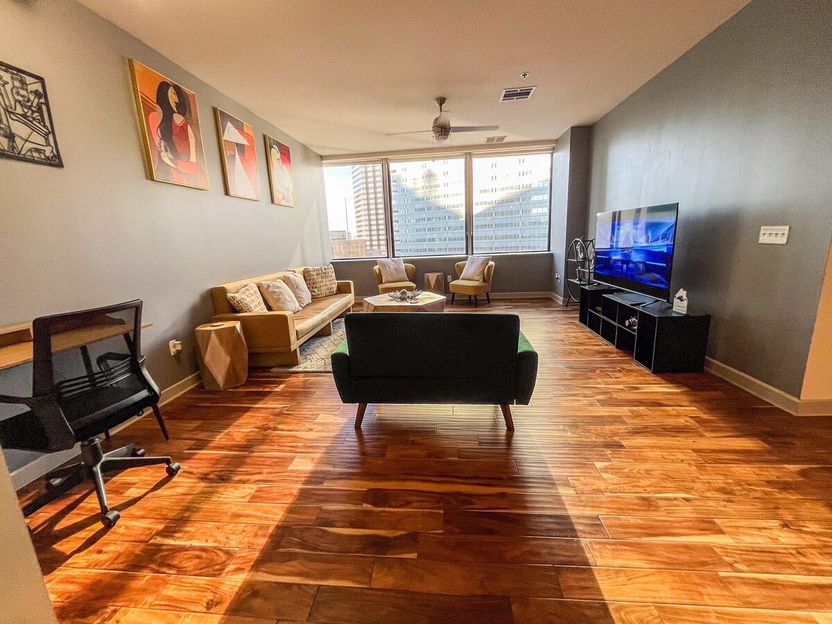 Cozy Retreat with Rooftop Pool, Parking, and Spacious Comfort