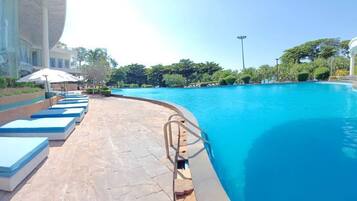 Outdoor pool, free cabanas, sun loungers