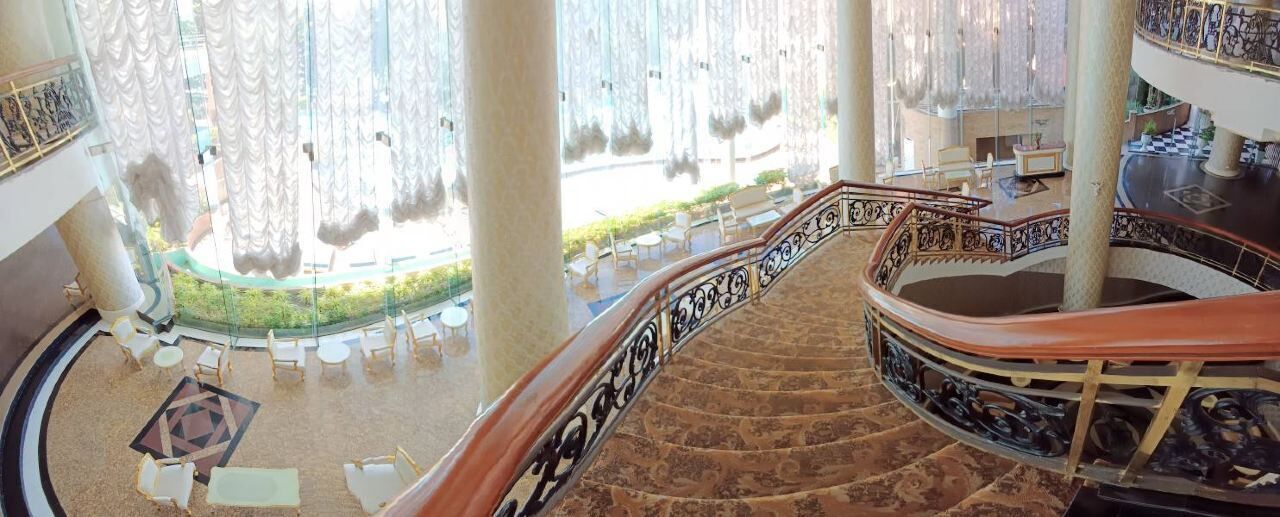 Lobby-lounge