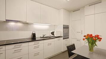 Kühlschrank, Mikrowelle, Ofen, Herdplatte