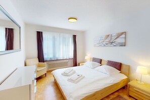 Desk, iron/ironing board, WiFi, bed sheets