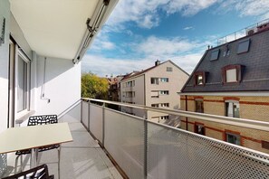 Outdoor dining - Very nice 1BR flat with sunny balcony (Sky4) (Zürich)