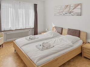 Desk, iron/ironing board, WiFi, bed sheets