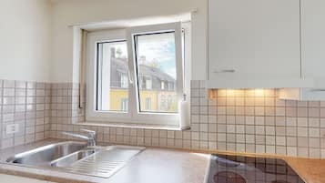 Frigorífico, microondas, horno y placa de cocina