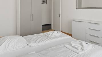 Desk, iron/ironing board, WiFi, bed sheets