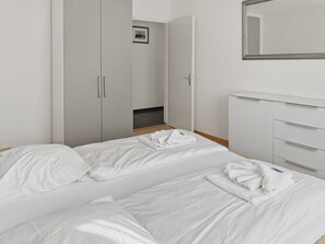 Desk, iron/ironing board, WiFi, bed sheets