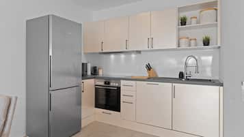 Frigorífico, microondas, horno y placa de cocina
