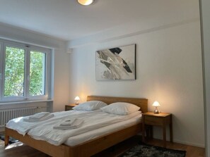Desk, iron/ironing board, WiFi, bed sheets