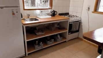 Horno, placa de cocina, cafetera/tetera, tetera/pava eléctrica