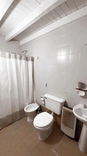 Dusj, håndklær, såpe og sjampo