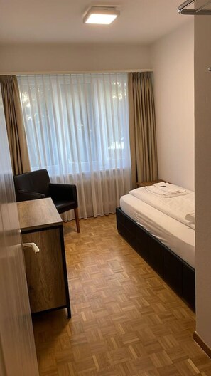 2 bedrooms, desk, iron/ironing board, WiFi