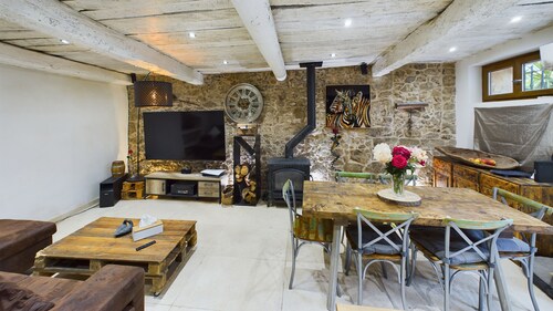 Maison de hameau en pierre modernisée