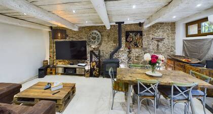 Maison de hameau en pierre modernisée