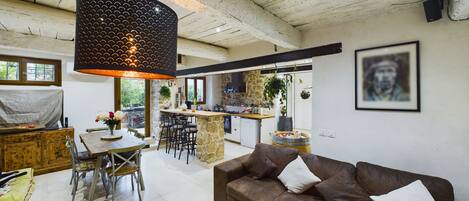 المنشأة من الداخل