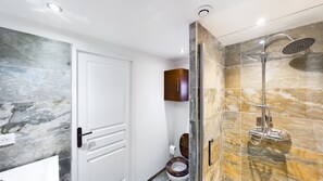 Dusche, Haartrockner, Toilettenpapier