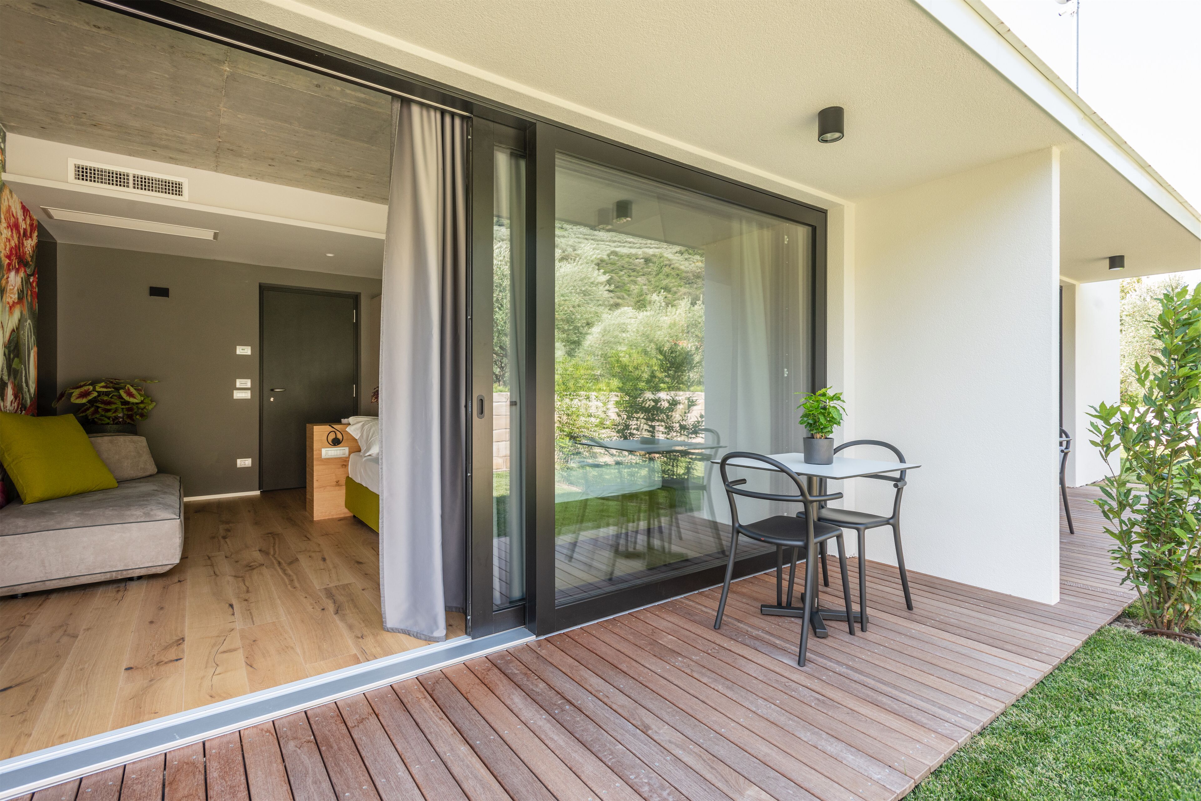 Chambre Triple Supérieure, vue jardin | Terrasse/Patio