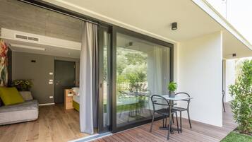 Chambre Triple Supérieure, vue jardin | Terrasse/Patio