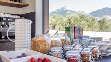 Free daily buffet breakfast