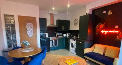 City Apartment - Sleeps 4 & Free Parking