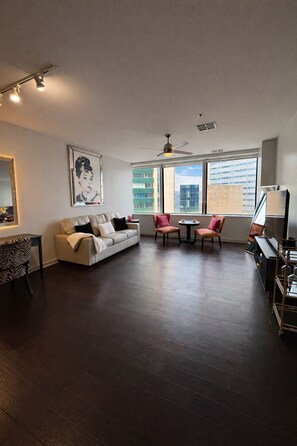 Smart TV - Cozy Retreat with Rooftop Pool, Parking, and Spacious Comfort (Dallas)