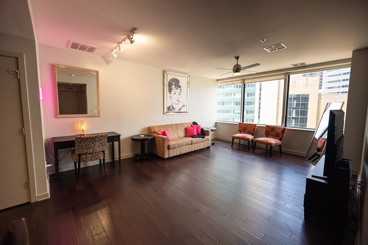 Cozy Retreat with Rooftop Pool, Parking, and Spacious Comfort