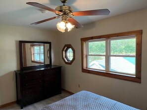 4 bedrooms, desk, iron/ironing board, WiFi