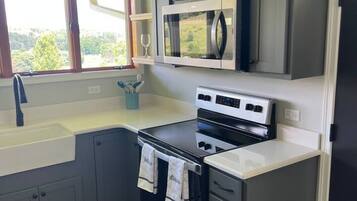 Een koelkast, een magnetron, een oven, een kookplaat