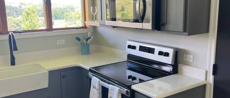 Een koelkast, een microgolfoven, een oven, een kookplaat