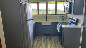 Jääkaappi, mikroaaltouuni, uuni, liesi