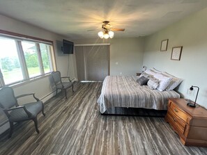 1 bedroom, desk, iron/ironing board, WiFi