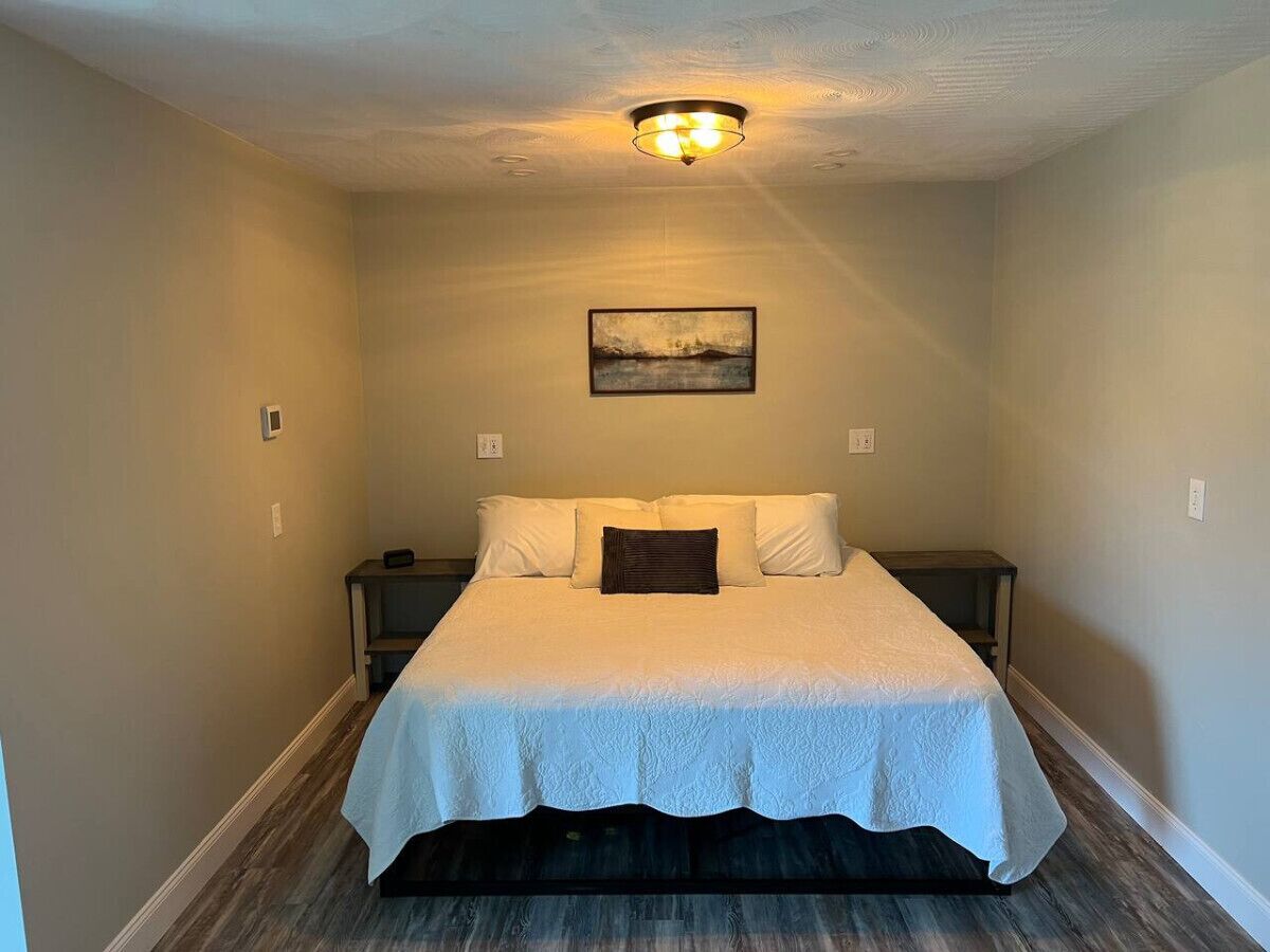 1 bedroom, desk, iron/ironing board, WiFi