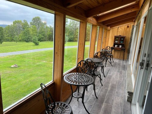 Romantic King Suite w/ Soaking Tub + Mountain View
