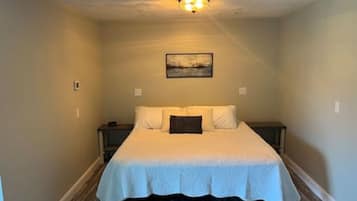 1 bedroom, desk, iron/ironing board, WiFi