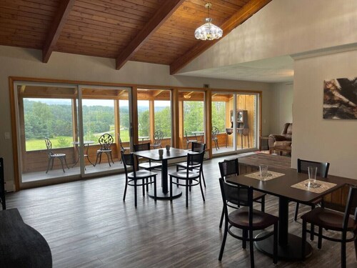 Romantic King Suite w/ Soaking Tub + Mountain View