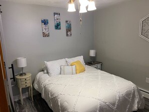 1 slaapkamer, een bureau, een strijkplank/strijkijzer, wifi