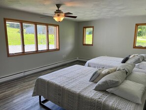 1 dormitorio, escritorio, tabla de planchar con plancha y wifi