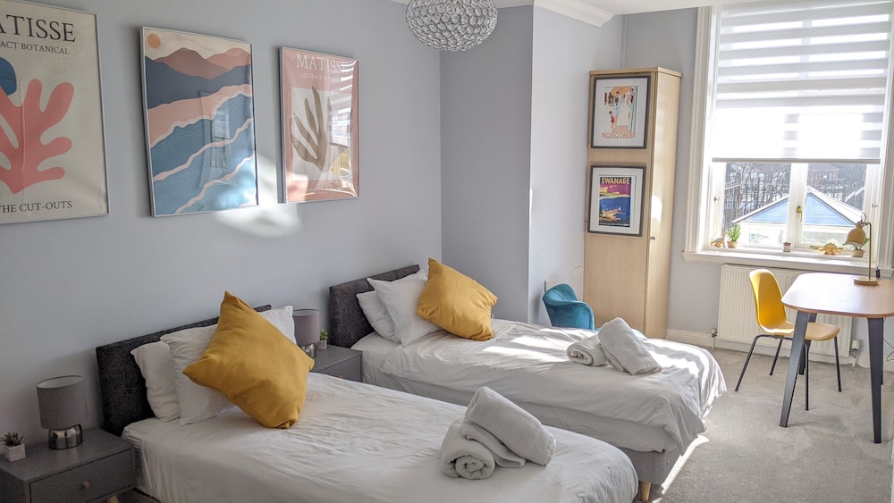 Room, Luxury large 2 bed flat. Sea views & private terrace. Parking. 5 min beach 