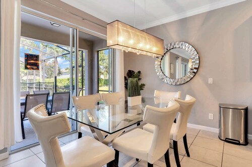 Family home w/ themed rooms & pool