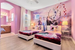 6 bedrooms, desk, travel crib, WiFi