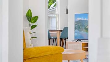 Een televisie en een kantoor