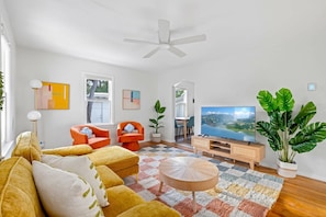 Una televisión, una oficina