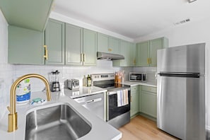 Frigorífico, microondas, horno y placa de cocina