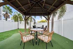 Outdoor dining - Hyde Park Historic Hideaway (Tampa)