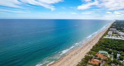 Modern home near downtown & beach w/ hammock