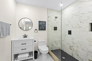 Een douche, een haardroger, handdoeken