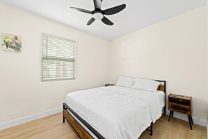 2 bedrooms, iron/ironing board, WiFi, bed sheets - Walk to Beach & Downtown + Outdoor Hammock & Furniture! (Boynton Beach)